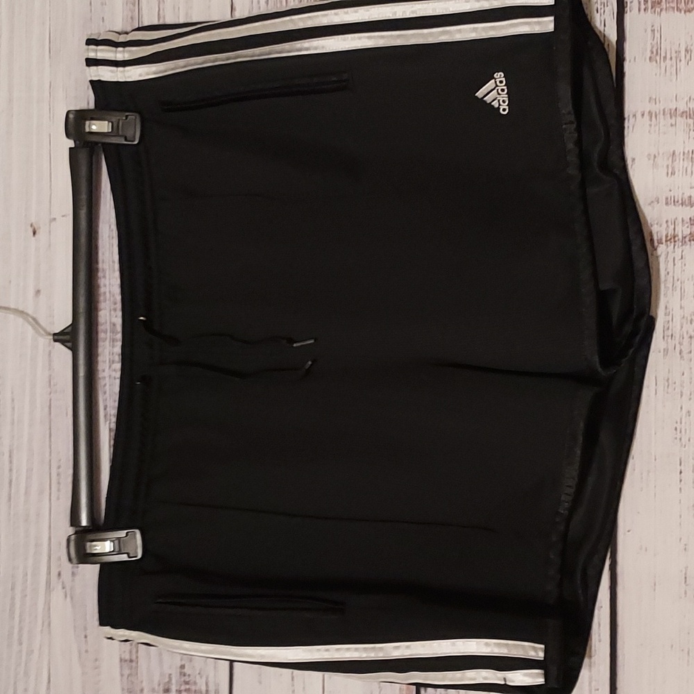 Adidas shorts with 2 side pockets size XL